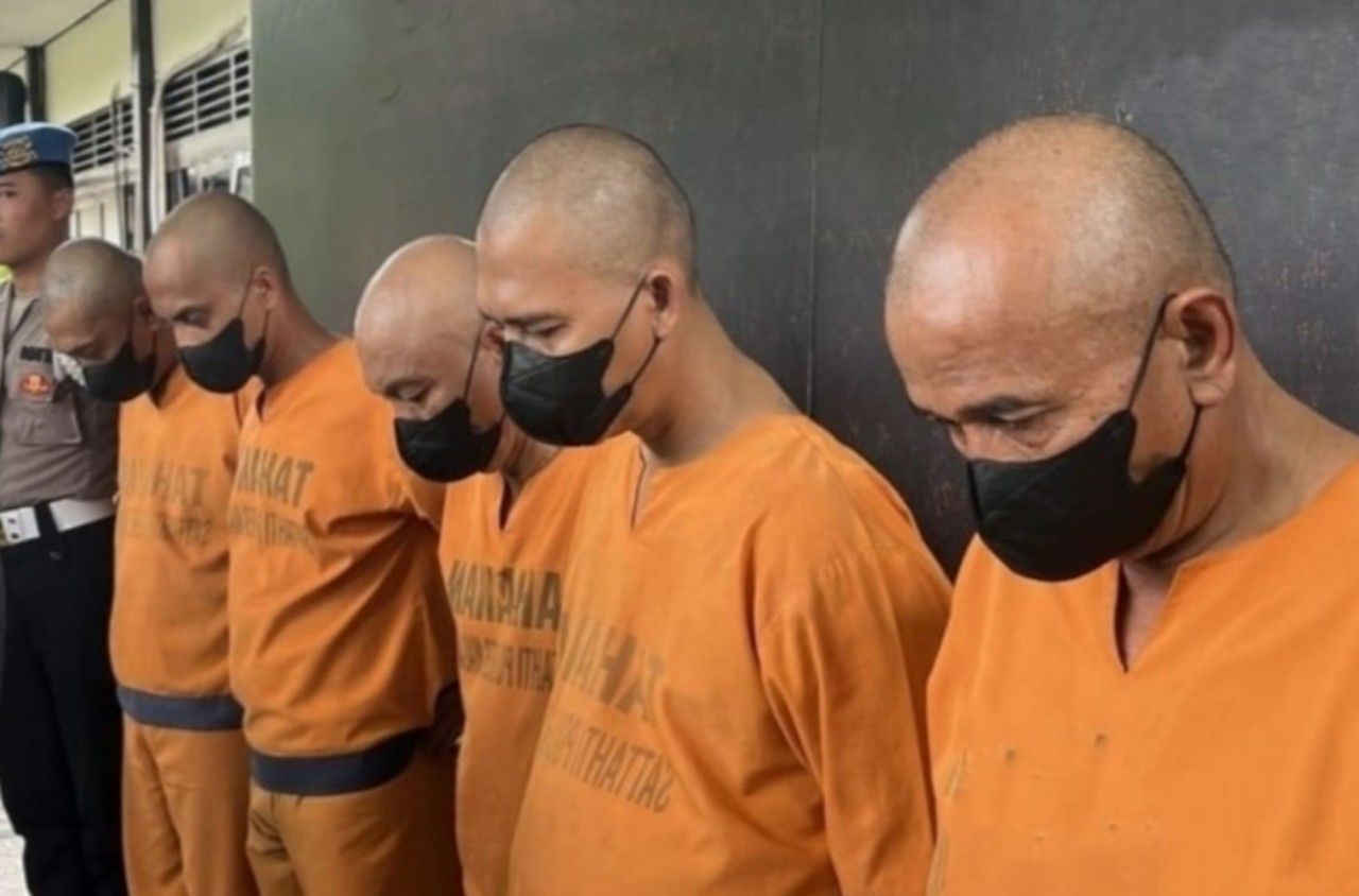 5 orang komplotan wartawan gadungan, memakai baju orange Polres Malang