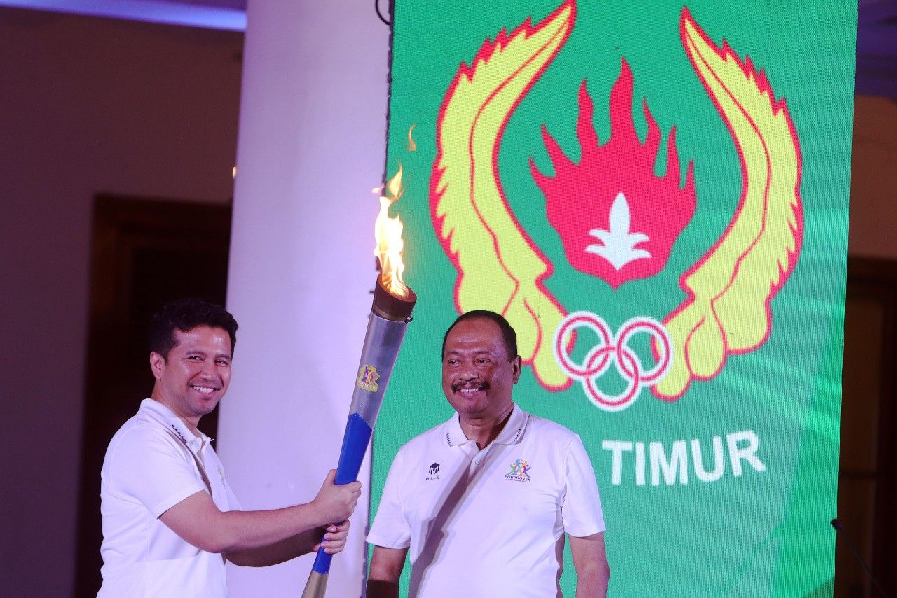 Nyalakan Obor Porprov Jatim 2025, Emil Dardak Sebut Momen Bersejarah Atlet Jatim