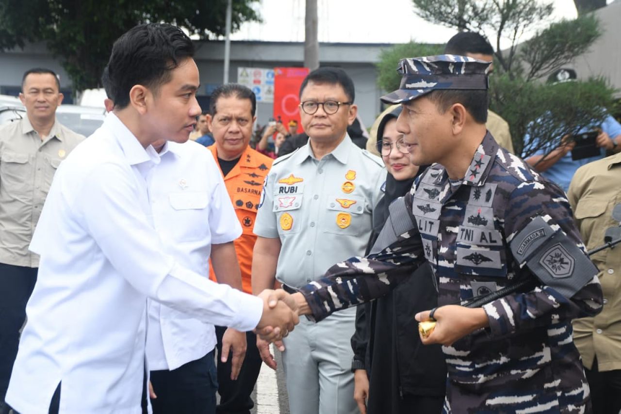 Pangkoarmada II Dampingi Wapres RI Tinjau Penanganan SAR KMP Tunu Pratama Jaya