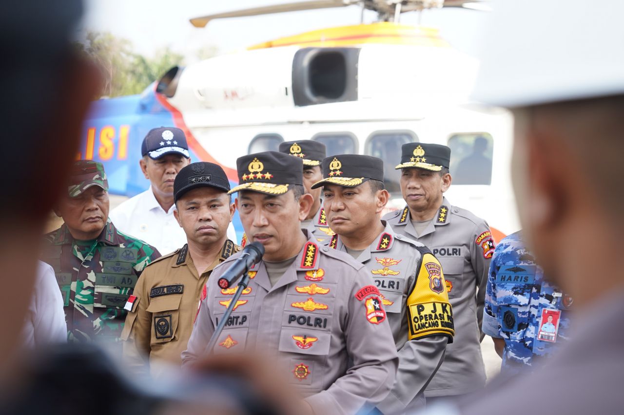 Kapolri usai melakukan pemantauan udara menggunakan helikopter, didampingi Kapolda Riau Irjen Herry Heryawan, bersama Menteri Lingkungan Hidup Hanif Faisol, dan Gubernur Riau Abdul Wahid.