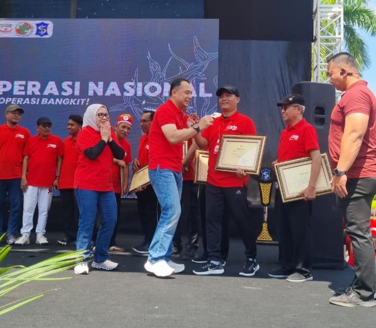 Walikota Surabaya Beri Penghargaan Primer Koperasi Kartika Pejuang Babinminvetcad Kodam V/Brawijaya