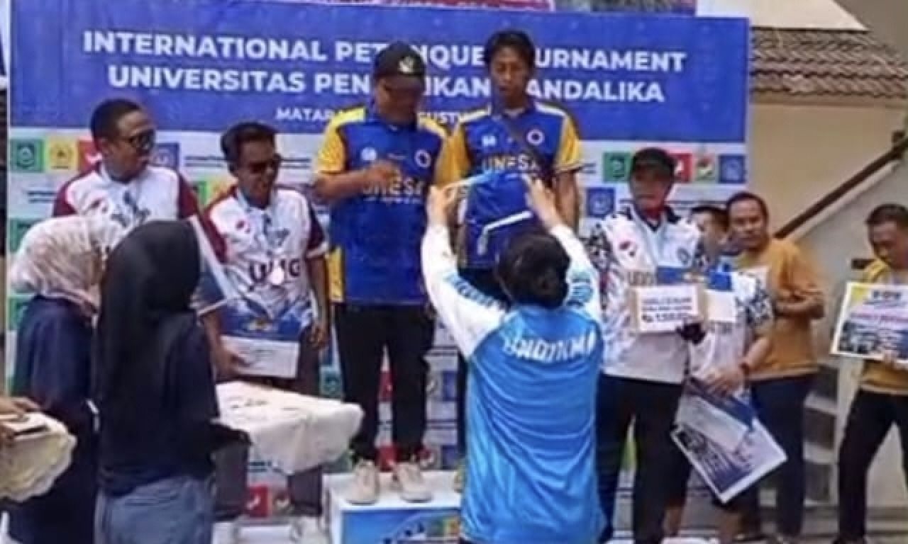 Dosen dan Mahasiswa Unesa Beri Kado Istimewa Saat Diesnatslis ke 61