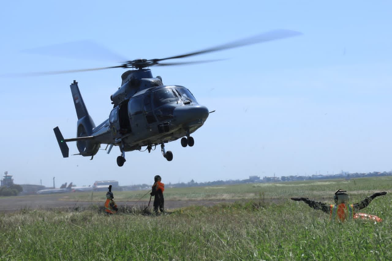 Asah Kemampuan Water Bombing, Skuadron Udara 100 Laksanakan Uji Coba Firefighting dengan Bambi Bucket