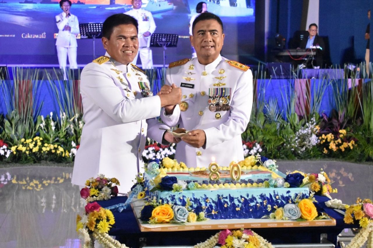 Komandan Puspenerbal Hadiri Peringatan Puncak Hari Jadi Ke-80 TNl Angkatan Laut 2025