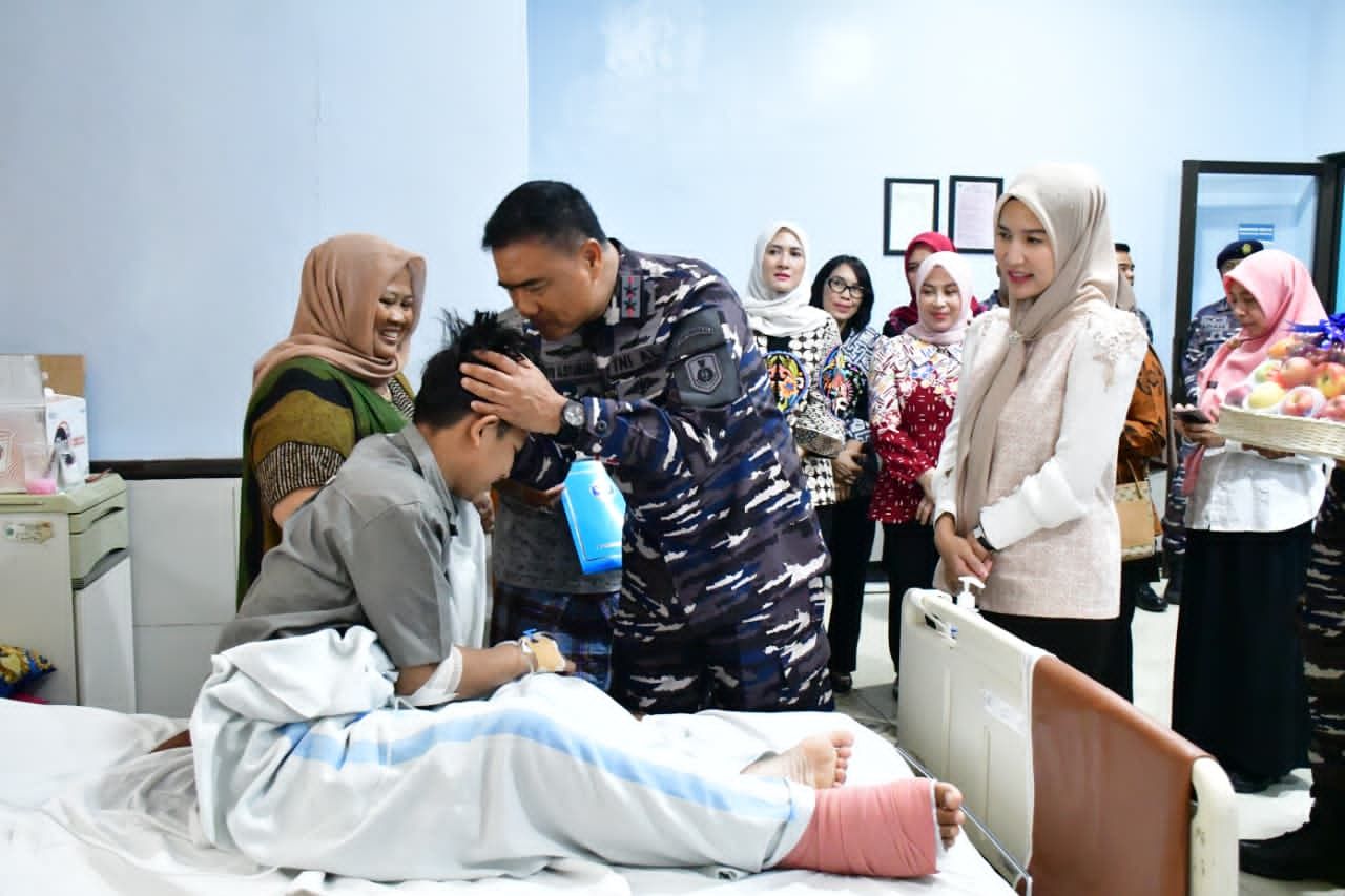 Komandan Puspenerbal Besuk Santri Korban Bangunan Ambruk Ponpes Al-Khoziny Sidoarjo