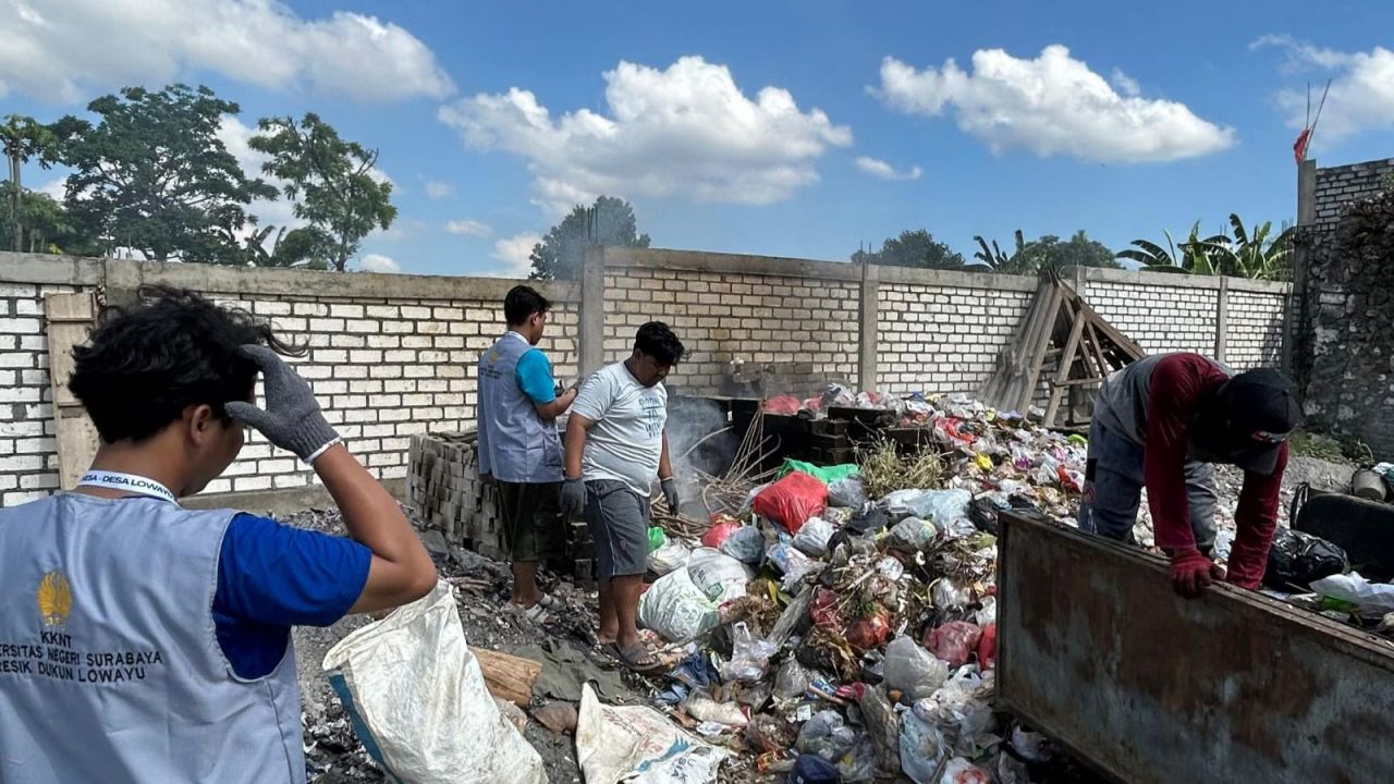 Kreatif ! KKN Tematik UNESA Ajak Masyarakat Desa Lowayu Pilah Sampah Jadi Rupiah