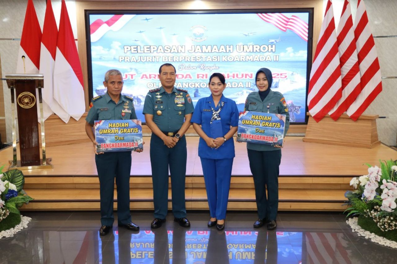 Wujud Penghargaan Prestasi, Pangkoarmada II Lepas Jamaah Umroh Prajurit Koarmada II