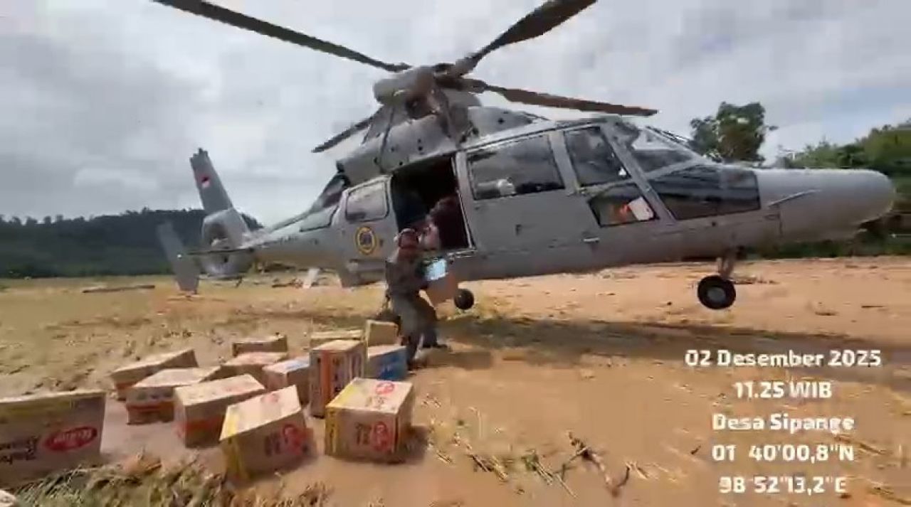 Wing Udara 1 Puspenerbal AS565 MBe Panther HS-1307 Turunkan Bantuan Kemanusiaan di Tapanuli Tengah