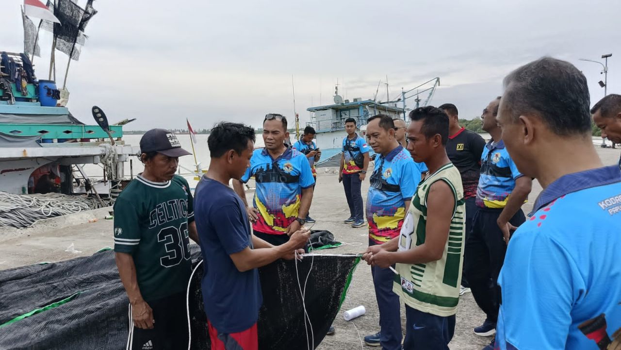 Ingatkan Kondisi Alam dan Cuaca, Komandan Kodaeral XI Didampingi Wadan dan PJU Berkunjung Ke Nelayan