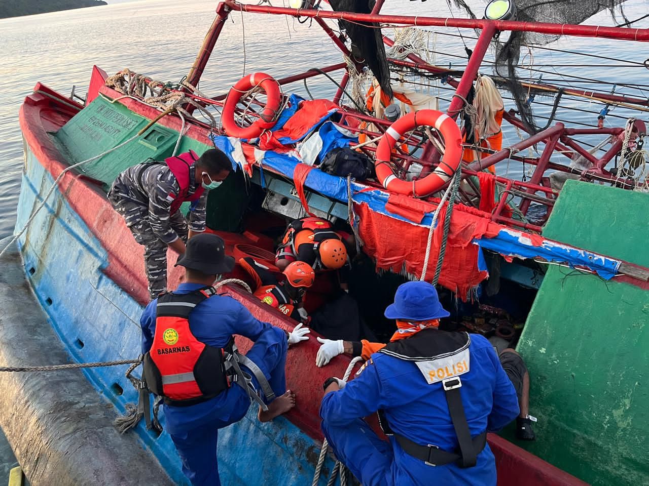 Personel Lanal Aru Terlibat Proses Evakuasi Jenazah Korban Laka Laut KM. Indo Perkasa 03