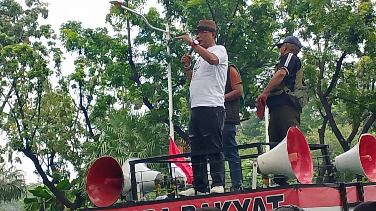 Ketua LSM Tri Nusa, Maksum Alfarizi alias Mandor Baya saat orasi di depan kantor gubernur DKI.