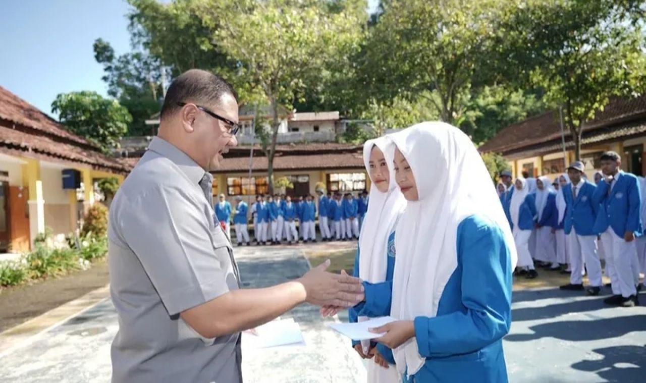 Aries Agung Paewai IRUP di SMKN 1 Ampelgading, Soroti Disiplin dan Gaya Hidup Ramah Lingkungan