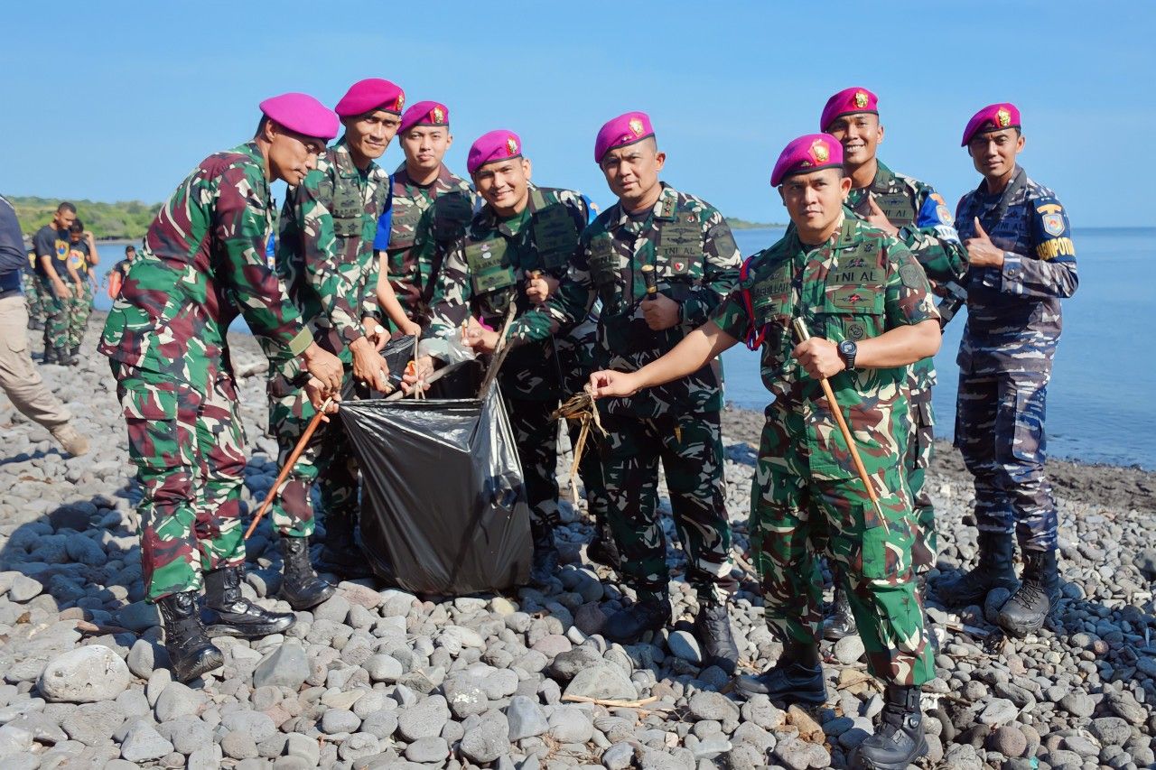 Prajurit Korps Marinir TNI AL Laksanakan Latihan Satuan Dasar dan Bersih-bersih Pantai