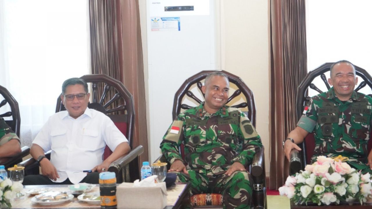 Wadan Kodaeral lX Turut Menjemput Kedatangan Pangdam XV Baru di Bandara Pattimura