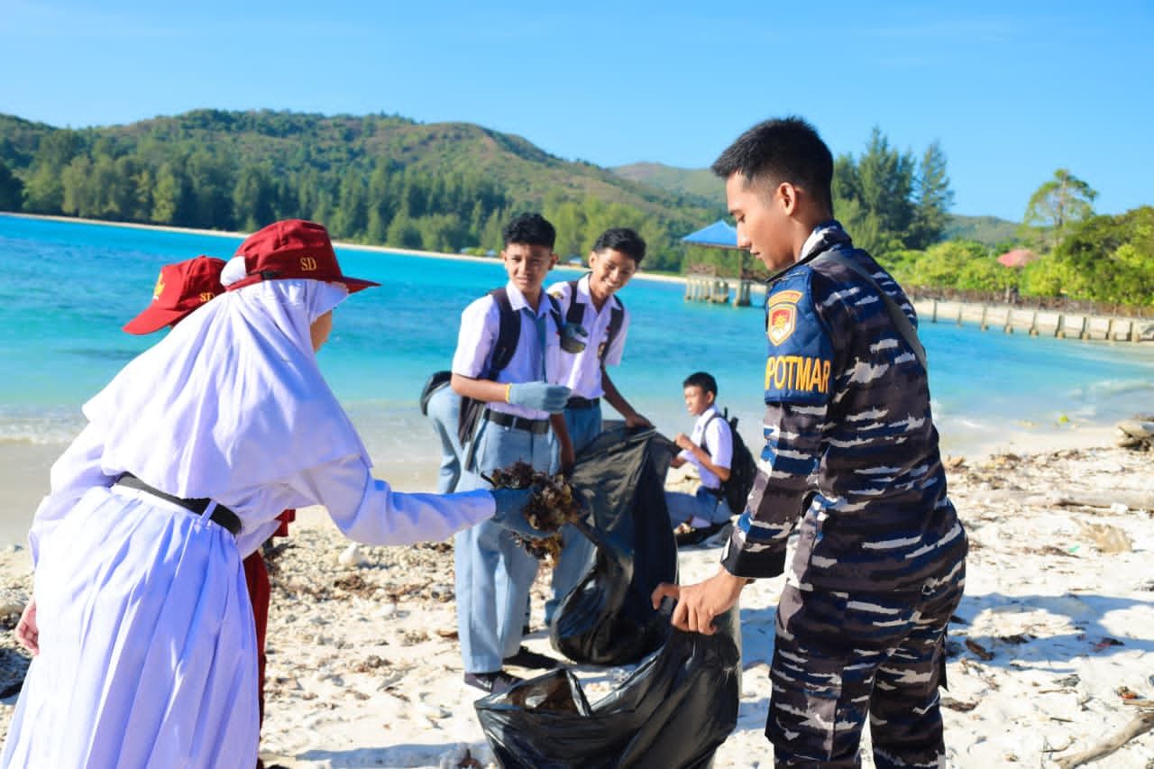TNI AL Ajak Pelajar Pulau Buru Berburu Sampah Bersihkan Pantai Jikumerasa