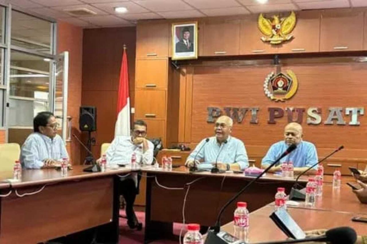 Ketua Umum PWI Pusat Akhmad Munir didampingi Ketua Dewan Kehormatan PWI Pusat Atal S. Depari, Wakil Ketua DK PWI Pusat Herbert Timbo P. Siahaan, dan Sekjen PWI Pusat Marthen Selamet Susanto.