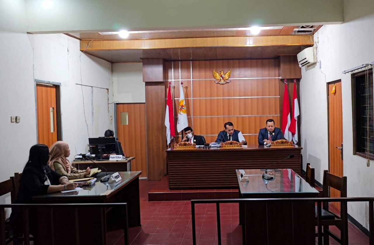 KIP Jatim membacakan putusan tentang hak keterbukaan informasi kepada warga Graha Famili Surabaya