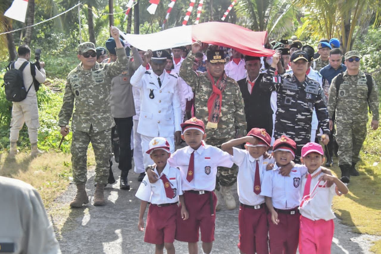 Komandan Kodaeral IX Hadiri Upacara HUT Ke-81 RI di Desa Aboru Maluku