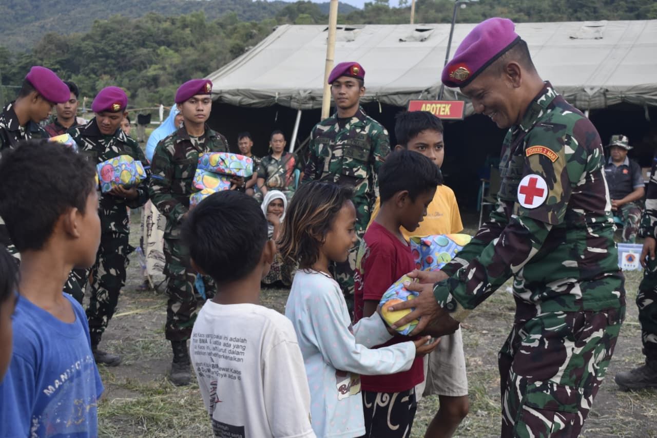Trauma Healing Anak Pengungsi, Satgas Gulbencal Marinir Rayakan HUT Kemerdekaan RI