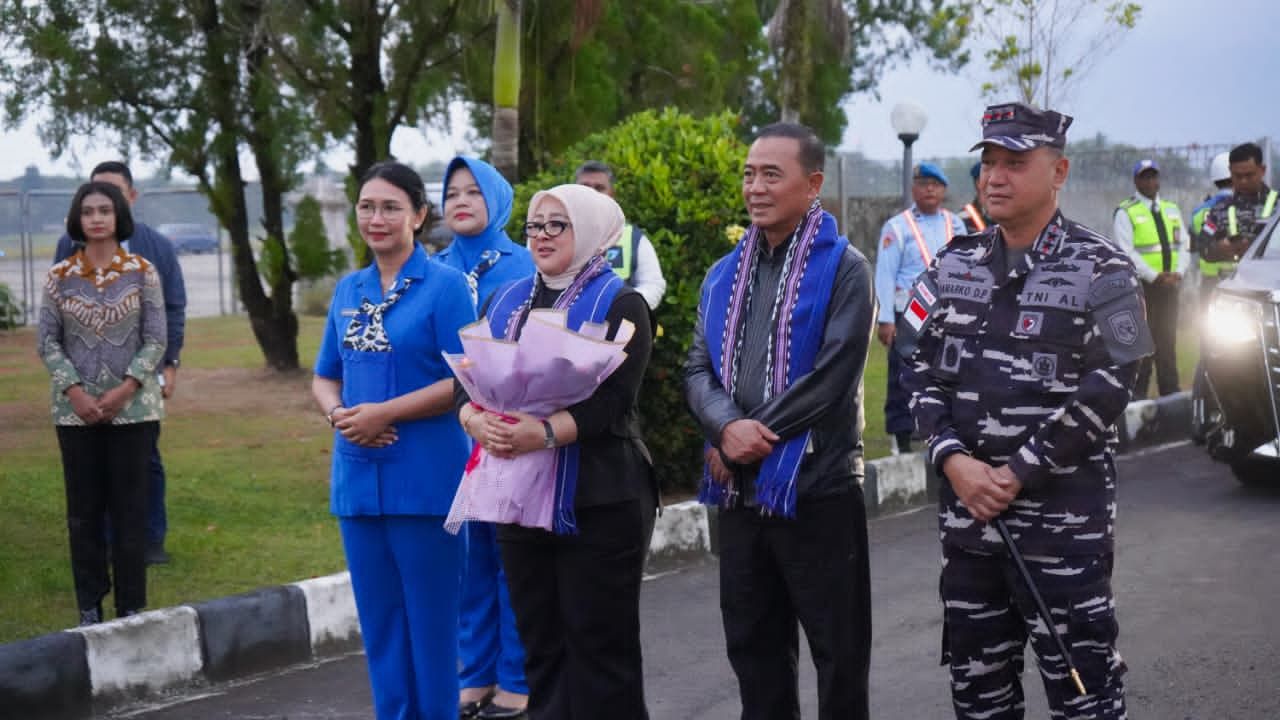 Pangkoarmada RI Tiba di Ambon, Disambut Komandan Kodaeral IX dengan Tradisi Cakalele