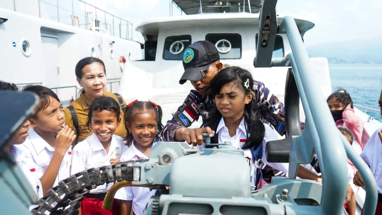 Kodaeral IX Kenalkan Dunia Kemaritiman kepada Siswa SD Negeri 61 Ambon, Ajak Naik Kapal Perang dan Bunker