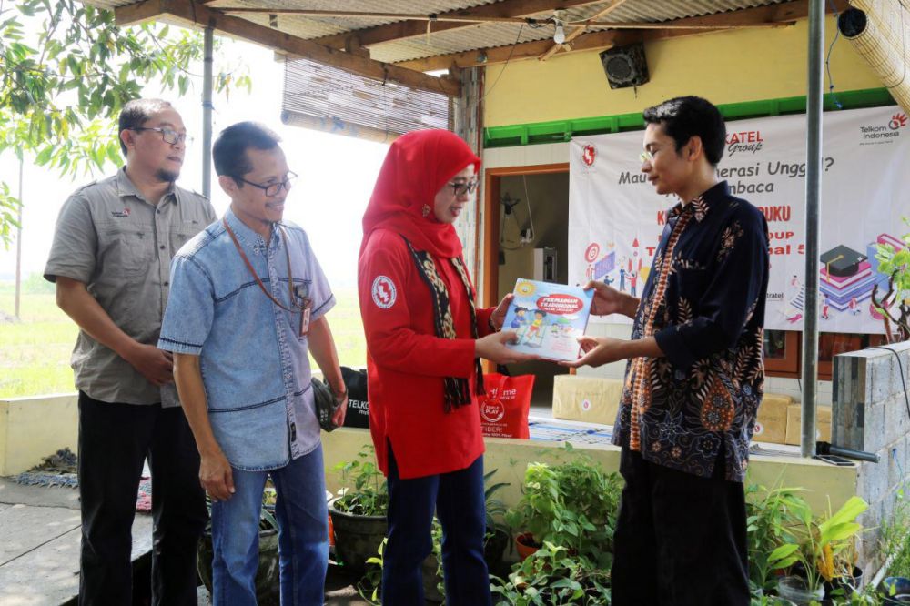 Forum Istri Karyawan Telkom Group Regional 5 Donasikan Ribuan Buku
