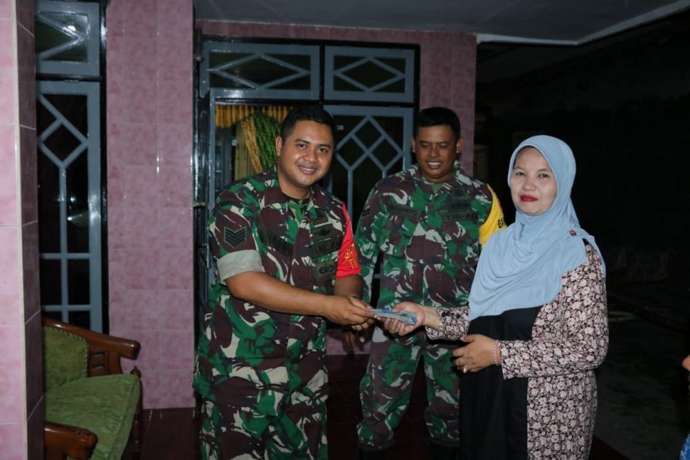 Satgas TMMD 106 Berikan Uang Makan Untuk Warga Yang Rumahnya Ditingali