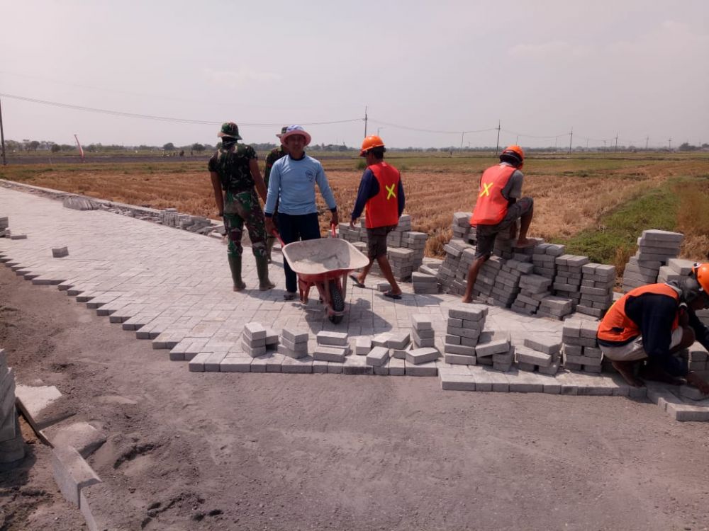 Babinsa Koramil 0816/17 Gedangan Membantu Satgas TMMD ke 106