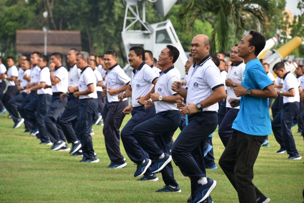 Keluarga besar Civitas Akademika STTAL dengan melaksanakan olahraga senam bersama yang dipimpin oleh Trainer senam aerobik dg rasa kebersamaan dan kekeluargaan para prajurit, PNS dan para mahasiswa STTAL
