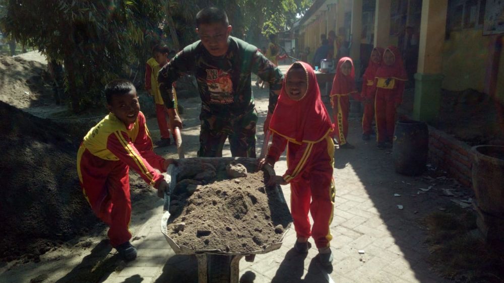 Kedekatan Satgas TMMD Kodim 0816 Dengan Siswa SDN Kupang