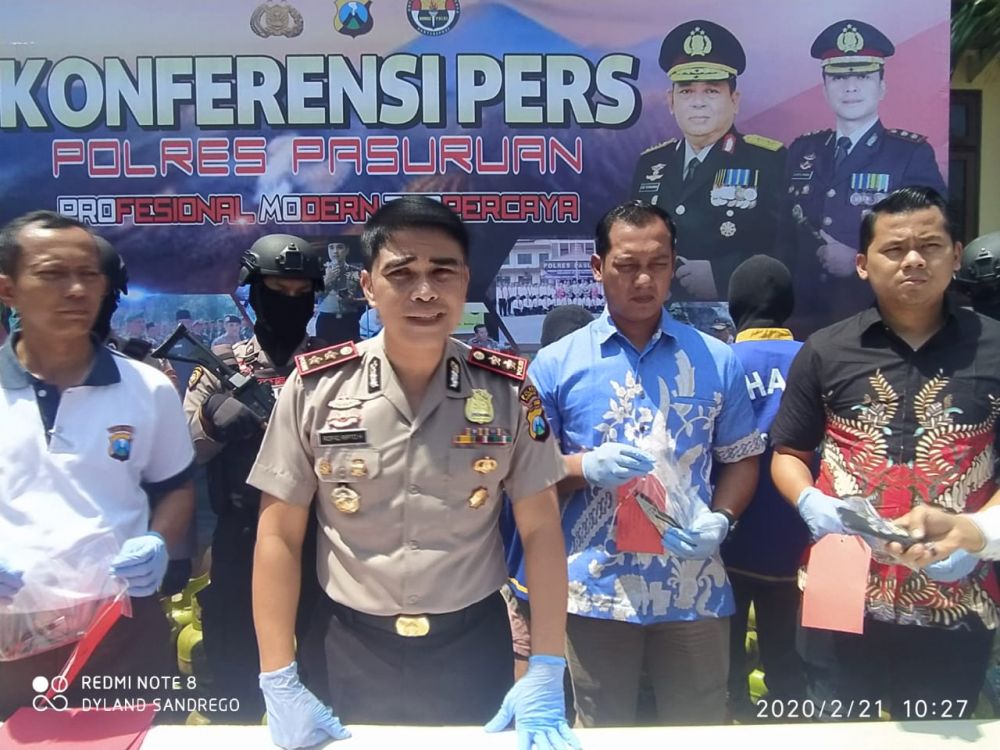 Kepala Kepolisian Resort (Kapolres) Pasuruan AKBP Rofiq Ripto Himawan, S.I.K, SH., MH,  menggelar Koferensi Pers Di halaman Mako Polres Pasuruan.(Foto:Hid)