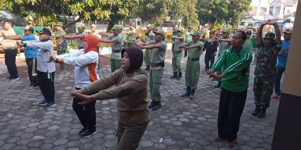 Senam Kebugaran di Menyehatkan Warga dan Tim TMMD Desa Kupang