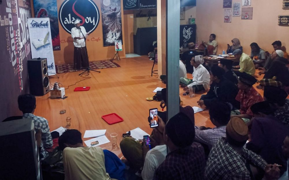 Komunitas Gubuk Kata-kata Gelar Maulid Puisi di Aladoy Cafe 