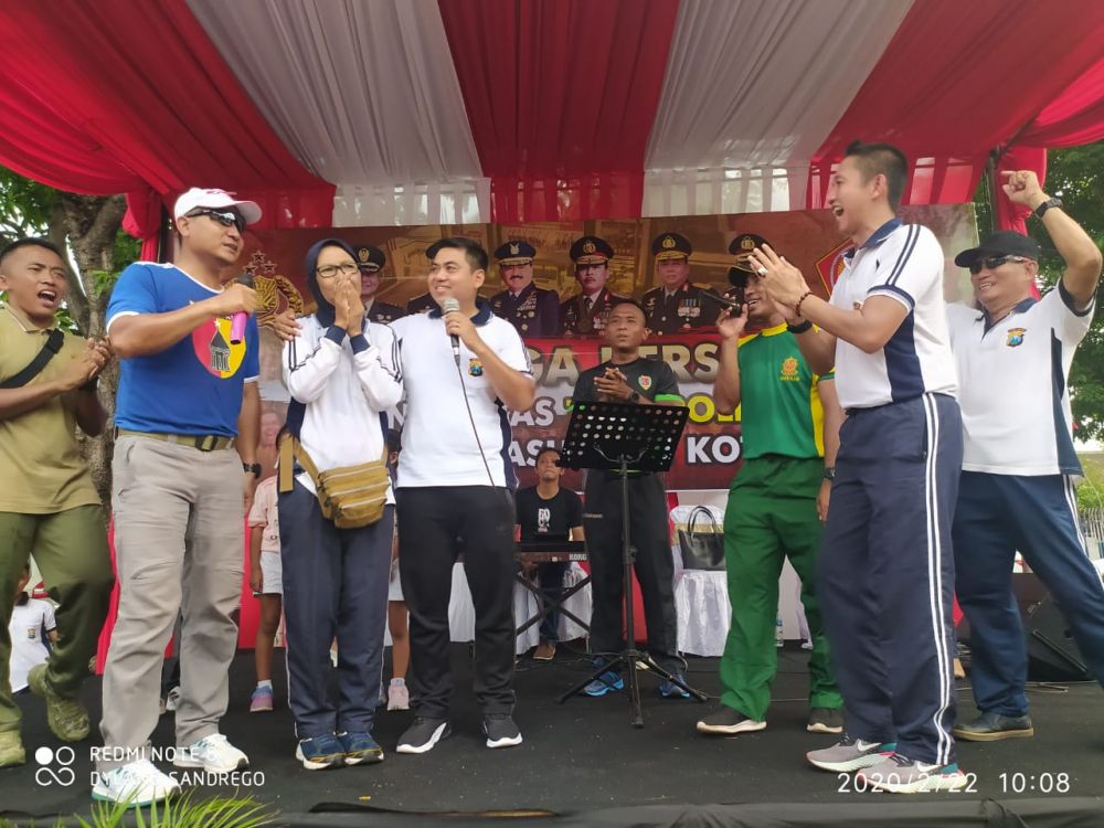 Kapolres Pasuruan Kota AKBP Dony Alexander, bersama Wakapolres Pasuruan Kota Kompol Mario Prahatinto, memberikan surprise kepada Kanit Binmas Polres Pasuruan Kota AKP Fitria yang merayakan ulang tahunnya.(Foto:Hid/Tri)