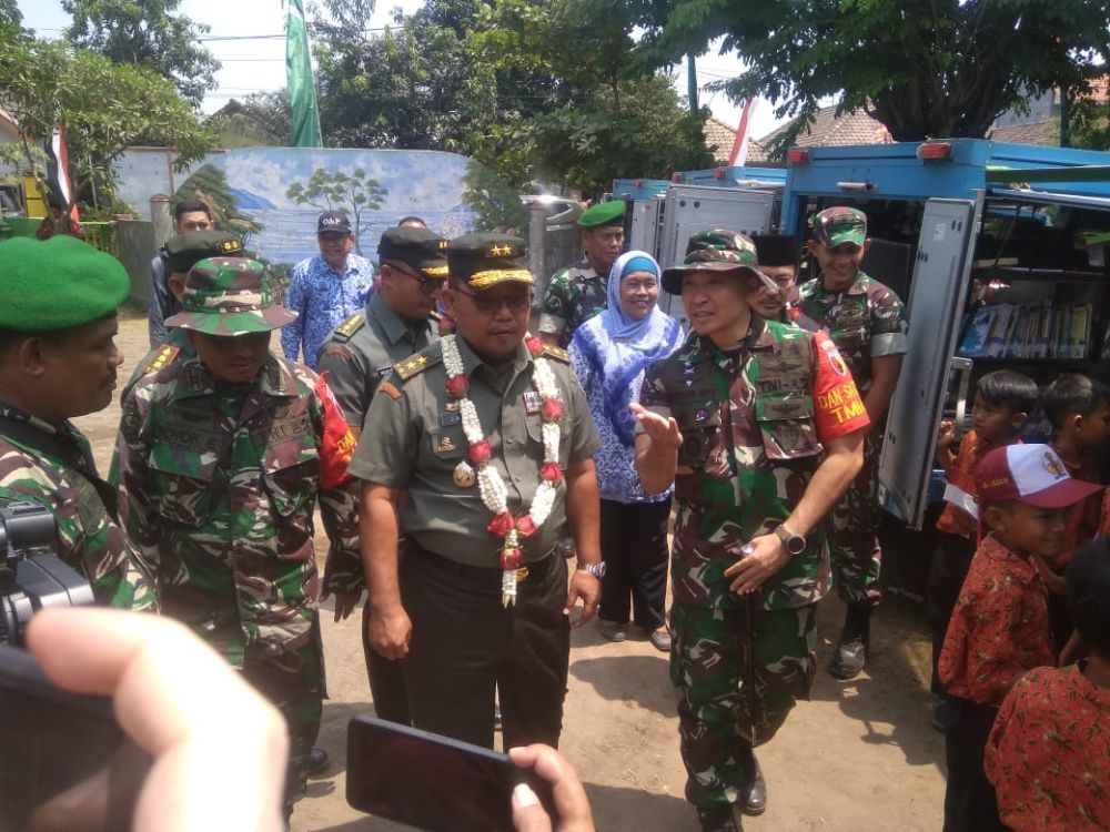 Kunjungan Wasev TMMD 106 Sidoarjo Disambut Keceriaan Warga desa Kupang
