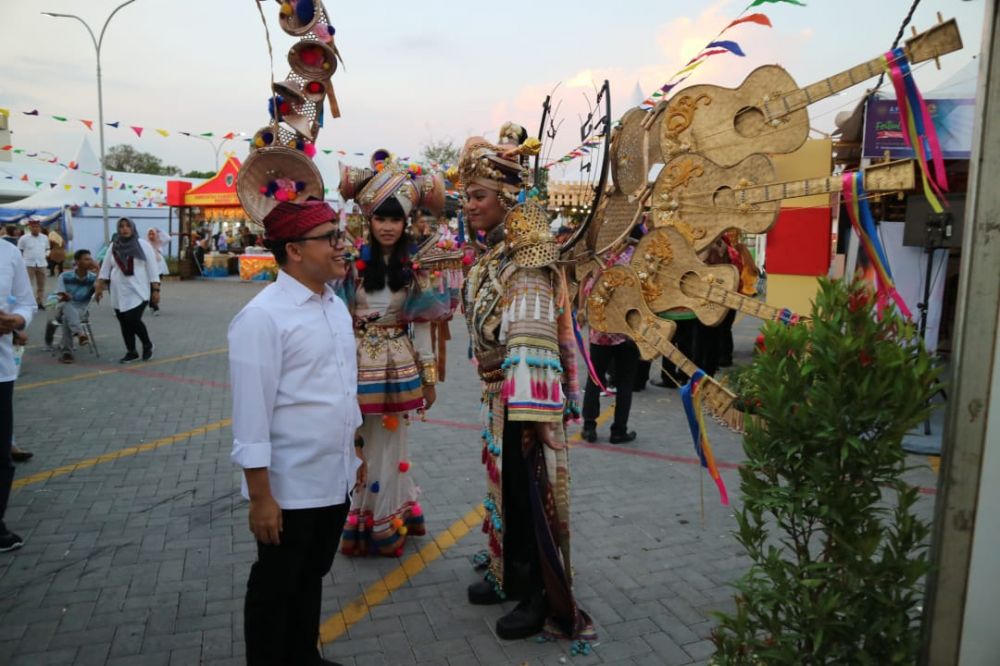 Jember Fashion Carnaval dan Tarian Egrang  Tampil Memukau