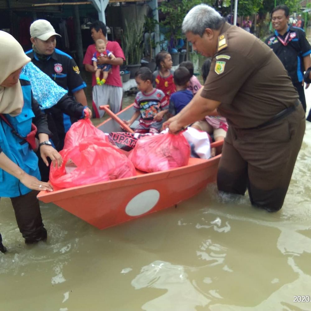 BAKORNAS IPWL GMDM Gresik Menyalurkan Bantuan ke Koban Banjir 