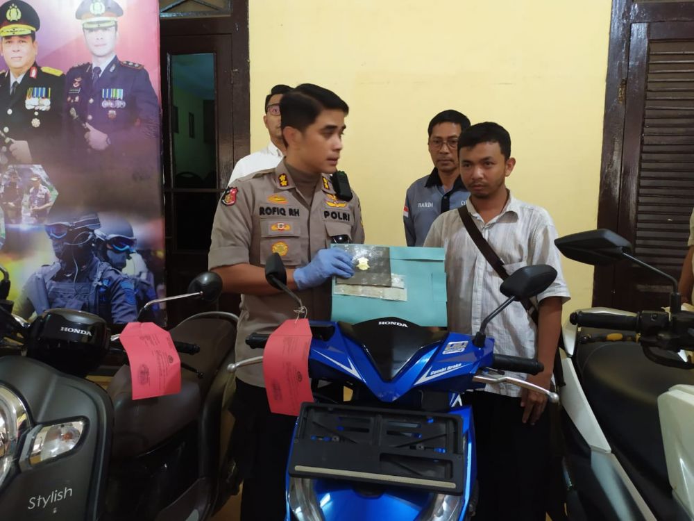 Kapolres  Pasuruan menyerahkan barang bukti tindak kejahatan kepada pemiliknya.