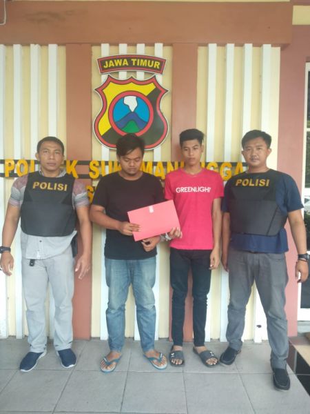 Foto; dua tersangka saat diapit oleh petugas di Polsek Sukomanunggal Surabaya 
