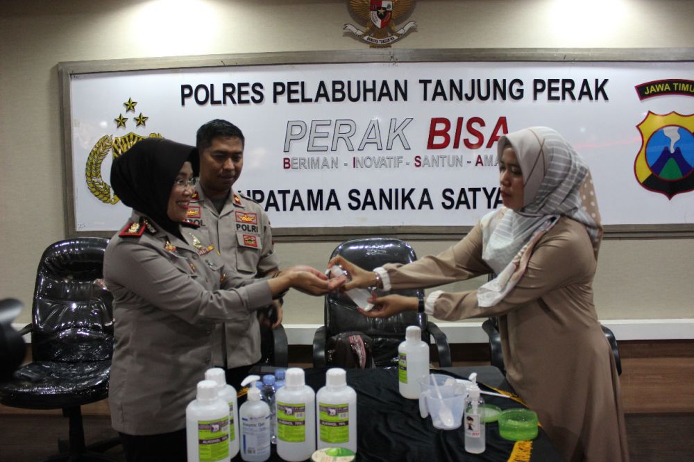 Cegah Virus Corona, Polres Pelabuham Tanjung Perak Buat Hand Sanitizer