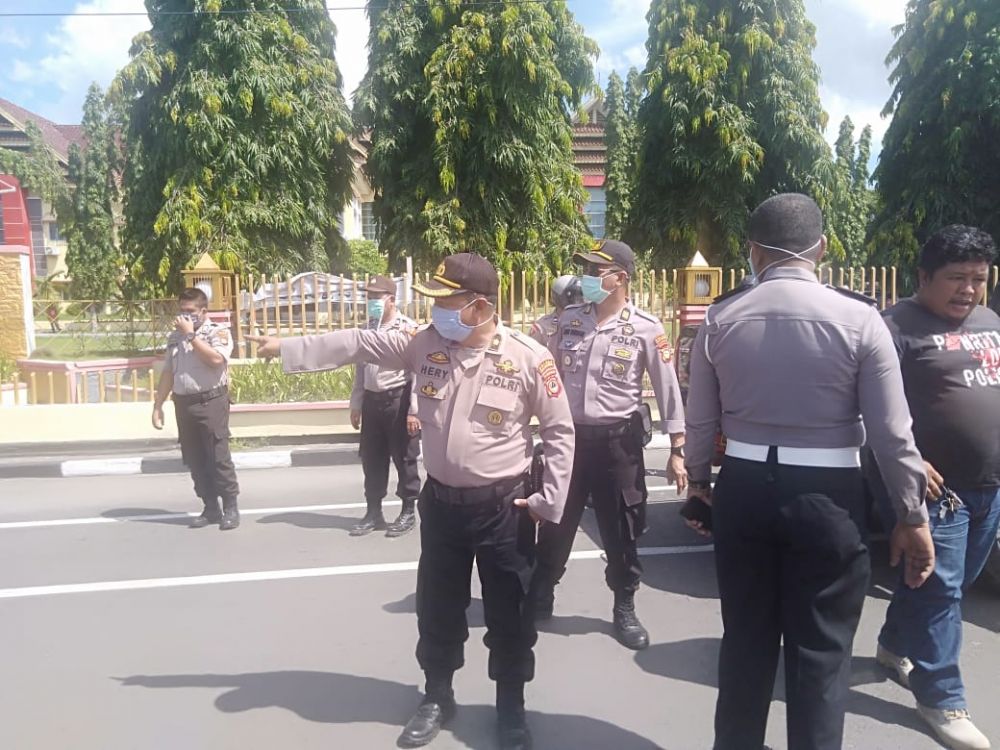Polres Bulukumba dan Dinas Kesehatan Lakukan Penyemprotan Disenfektan