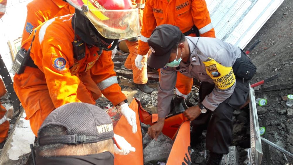 Rumah di Ketintang Barat Ambruk, Dua Orang Warga Tewas 