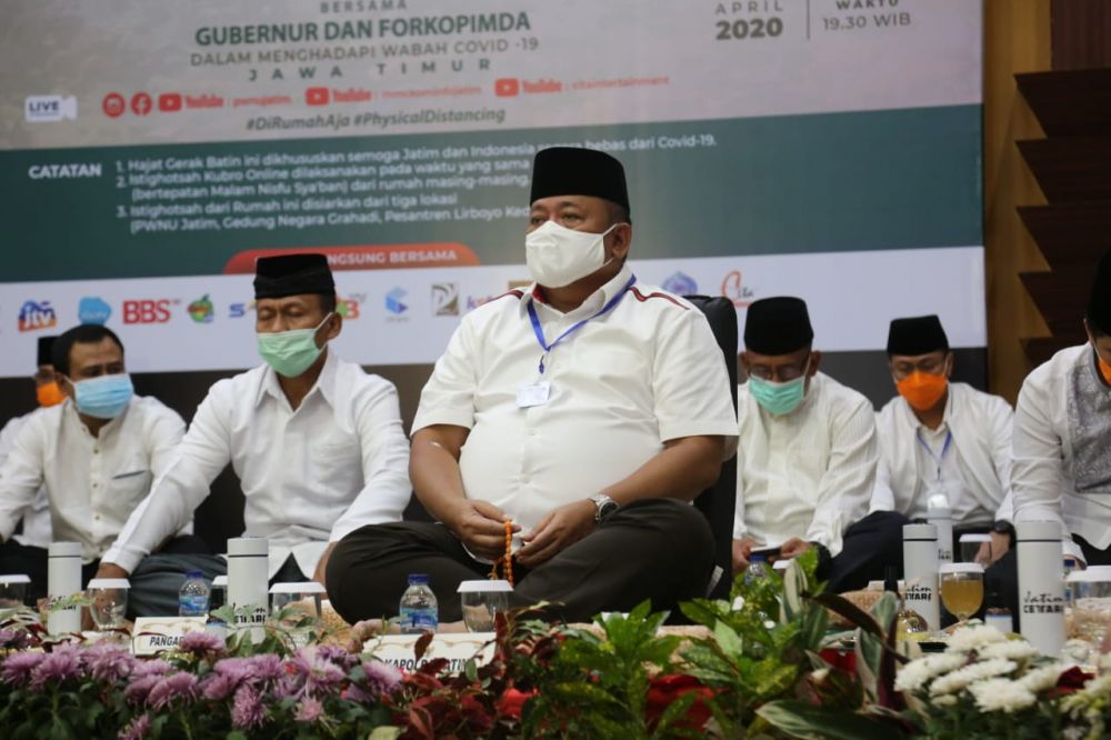 Kapolda Jawa Timur Irjen Pol Drs. Luki Hermawan menghadiri kegiatan Istighotsah Kubro Online Dzikir dan Doa di Gedung Negara Grahadi Surabaya.