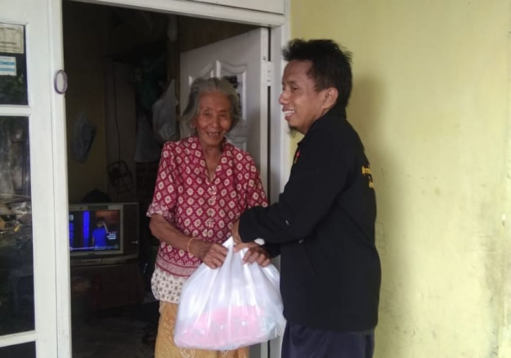 LSM MAKI Jatim Bagi Ratusan Sembako Peduli Warga Terdampak Covid - 19