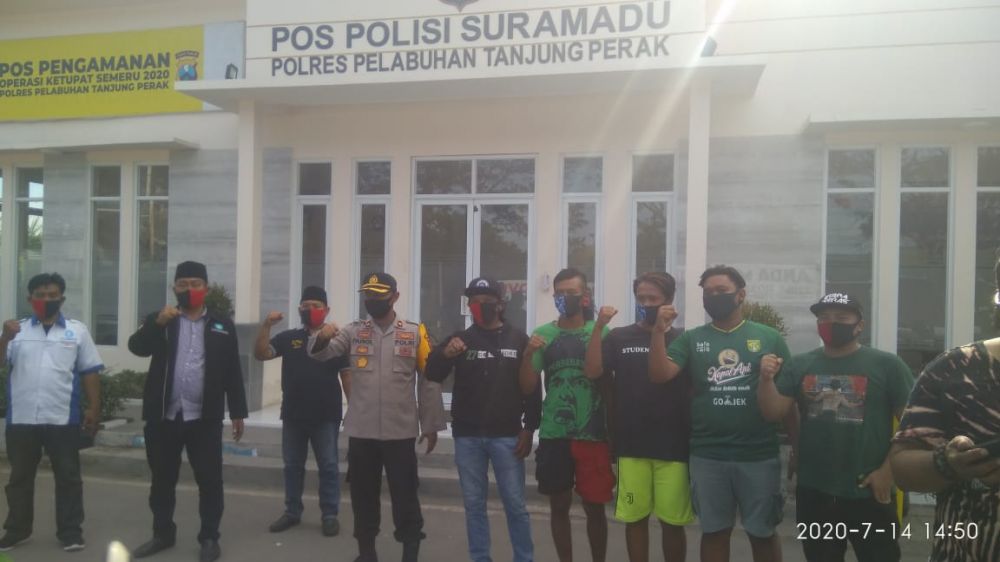 Waka Polres Pelabuhan Tanjung Perak Bagikan Masker Gratis 
