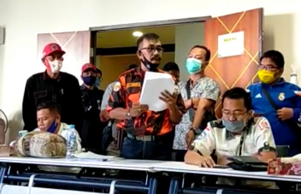 Nurdin Longgari, Ketua Badan Buruh Dan Pekerja Pemuda Pancasila Kota Surabaya, Saat membacakan Aspirasi Pekerja Hiburan Malam di Depan Komisi D DPRD Kota Surabaya