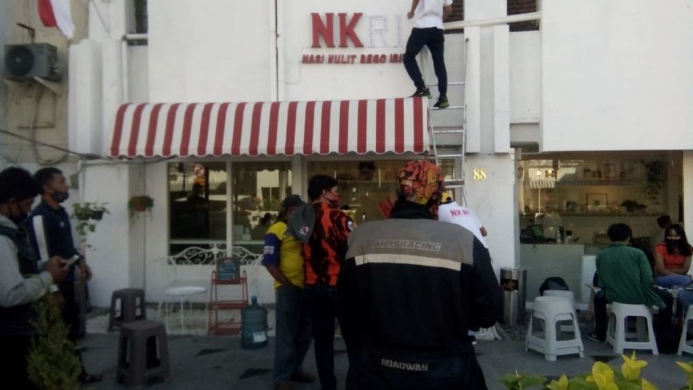Pemuda Pancasila Kota Surabaya Tutup Logo Resto Yang Lecehkan NKRI