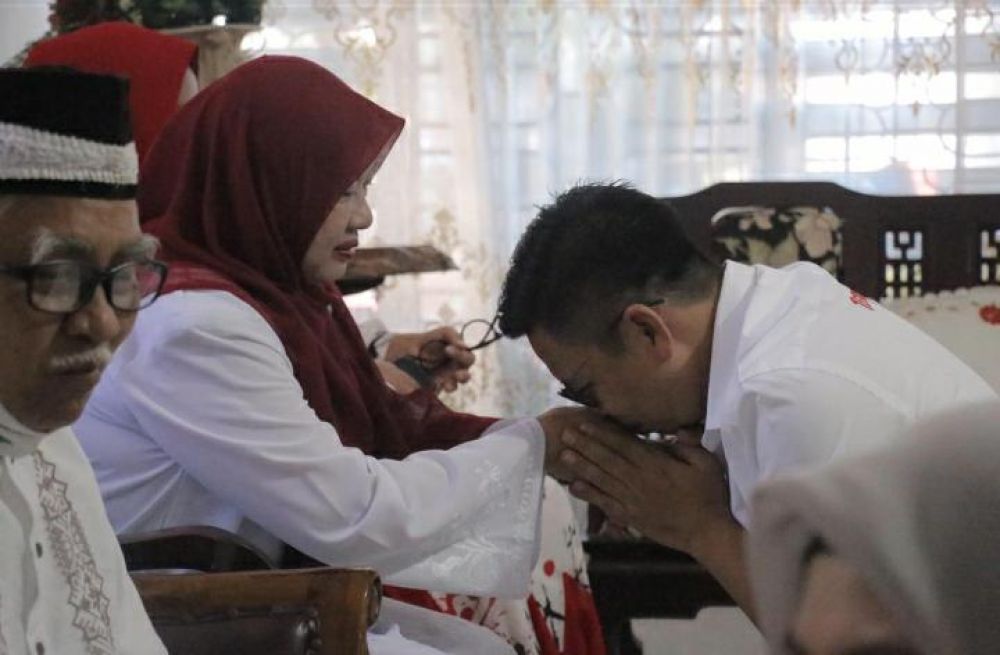 Sebelum Daftar Ke KPU, Tomy Satria Sungkem Ke Ibunya Minta Restu
