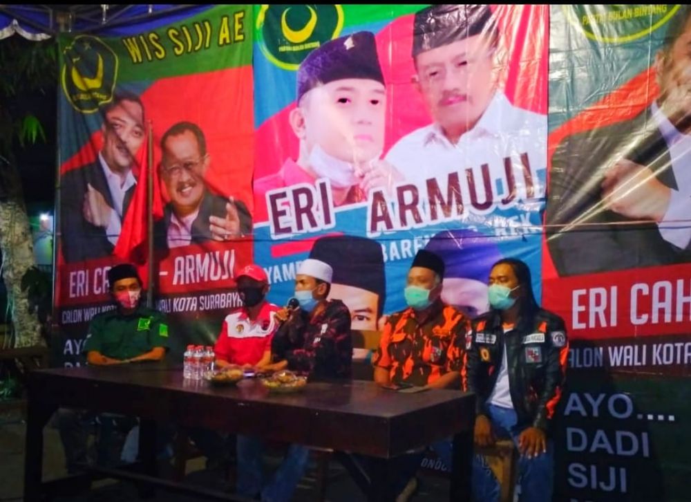 Pengurus PAC PDIP wonocolo . dan Pemuda Pancasila Surabaya serta PBB dalam acara pemantapan Relawan ErJi