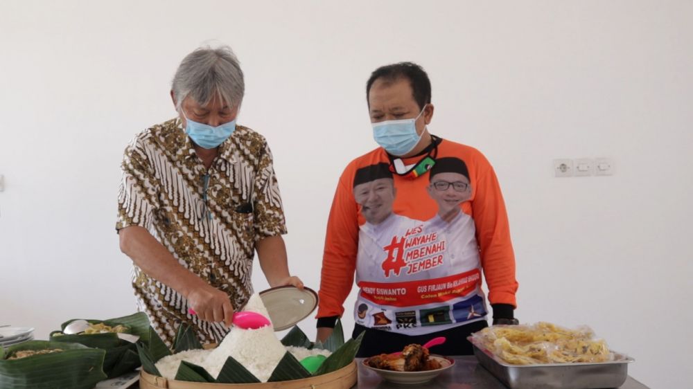 Haji Hendy dan Handoko saat peresmian warung makan gratis duafa